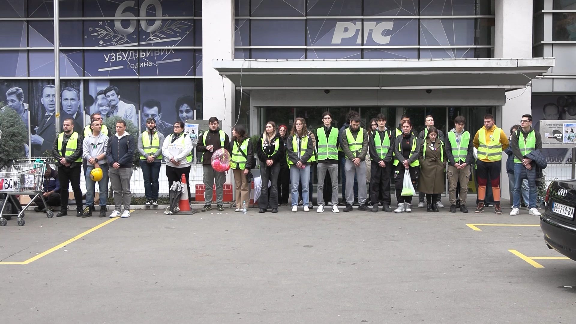Blokada RTS-a i dalje traje, program se emituje iz studija u Košutnjaku ...